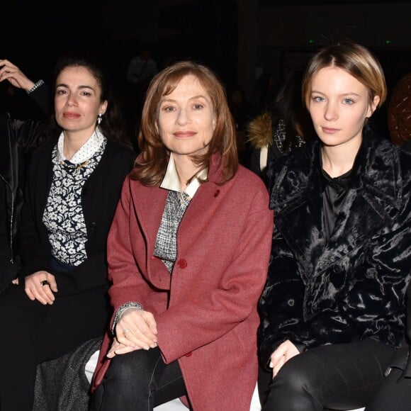 Yael Naïm, Isabelle Huppert et Diane Rouxel - Défilé agnès b. (collection automne-hiver 2016-2017) au Palais de Tokyo. Paris, le 8 mars 2016.