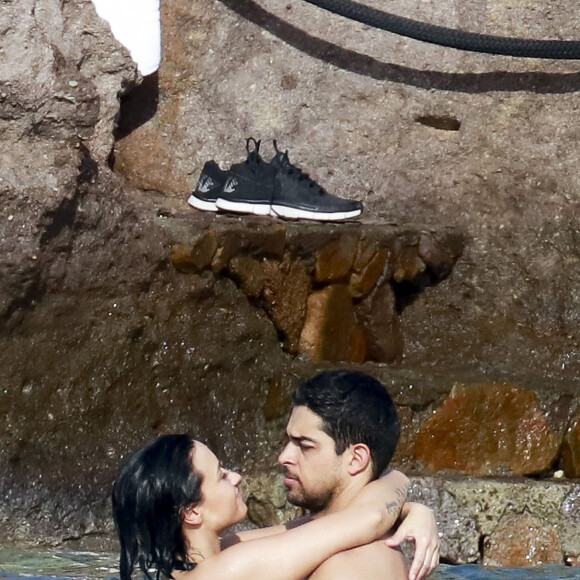 Semi-Exclusif - Demi Lovato et son petit-ami Wilmer Valderrama, très amoureux, se baignent lors de leurs vacances avec des amis à Saint-Barthélemy, le 16 décembre 2015.