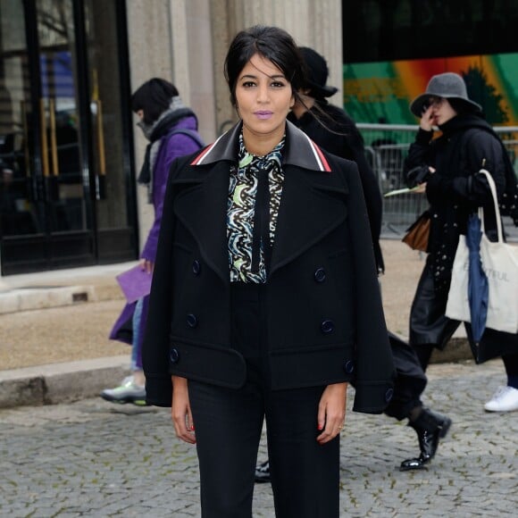 Leïla Bekhti arrive au Conseil économique, social et environnemental pour assister au défilé Miu Miu. Paris, le 9 mars 2016.