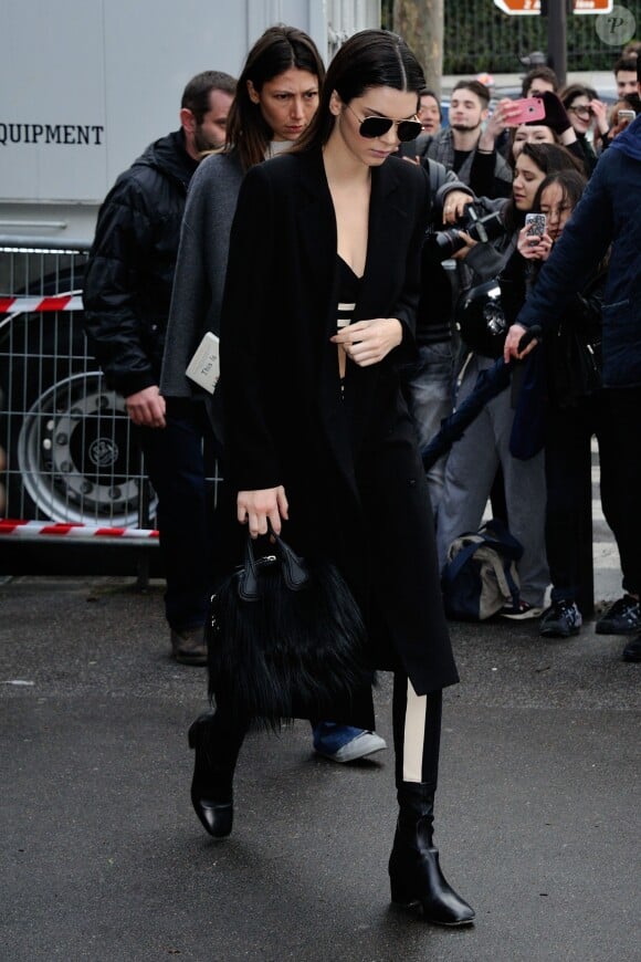 Kendall Jenner arrive au Conseil économique, social et environnemental pour assister au défilé Miu Miu. Paris, le 9 mars 2016.
