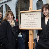 Charlotte Gainsbourg unie avec sa mère Jane Birkin pour la mémoire de Serge