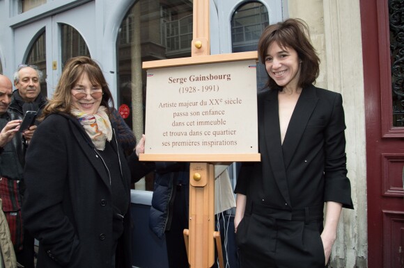 Jane Birkin et sa fille Charlotte Gainsbourg - Cérémonie d'inauguration de la plaque commémorative en l'honneur de Serge Gainsbourg, au 11 bis Rue Chaptal (où le chanteur passa une partie de son enfance), à Paris. Le 10 mars 2016