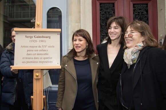 Delphine Bürkli (maire du 9ème), Charlotte Gainsbourg et sa mère Jane Birkin - Cérémonie d'inauguration de la plaque commémorative en l'honneur de Serge Gainsbourg, au 11 bis Rue Chaptal (où le chanteur passa une partie de son enfance), à Paris. Le 10 mars 2016