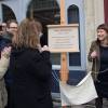 Jane Birkin, Delphine Bürkli (maire du 9ème) et Charlotte Gainsbourg - Cérémonie d'inauguration de la plaque commémorative en l'honneur de Serge Gainsbourg, au 11 bis Rue Chaptal (où le chanteur passa une partie de son enfance), à Paris. Le 10 mars 2016