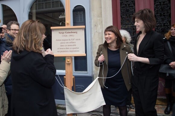 Jane Birkin, Delphine Bürkli (maire du 9ème) et Charlotte Gainsbourg - Cérémonie d'inauguration de la plaque commémorative en l'honneur de Serge Gainsbourg, au 11 bis Rue Chaptal (où le chanteur passa une partie de son enfance), à Paris. Le 10 mars 2016