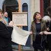Jane Birkin, Delphine Bürkli (maire du 9ème) et Charlotte Gainsbourg - Cérémonie d'inauguration de la plaque commémorative en l'honneur de Serge Gainsbourg, au 11 bis Rue Chaptal (où le chanteur passa une partie de son enfance), à Paris. Le 10 mars 2016