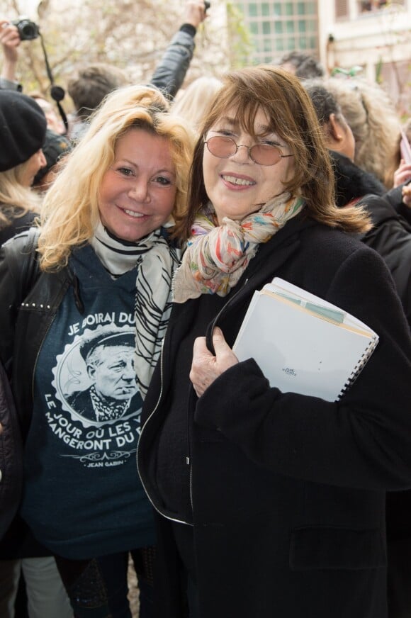 Fiona Gelin et Jane Birkin - Cérémonie d'inauguration de la plaque commémorative en l'honneur de Serge Gainsbourg, au 11 bis Rue Chaptal (où le chanteur passa une partie de son enfance), à Paris. Le 10 mars 2016