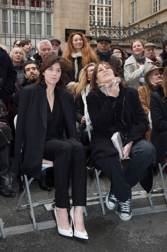 Charlotte Gainsbourg et sa mère Jane Birkin - Cérémonie d'inauguration de la plaque commémorative en l'honneur de Serge Gainsbourg, au 11 bis Rue Chaptal (où le chanteur passa une partie de son enfance), à Paris. Le 10 mars 2016