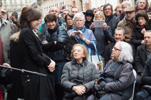 Charlotte Gainsbourg et ses tantes Jacqueline Gainsbourg et Liliane Gainsbourg (soeurs de Serge Gainsbourg) - Cérémonie d'inauguration de la plaque commémorative en l'honneur de Serge Gainsbourg, au 11 bis Rue Chaptal (où le chanteur passa une partie de son enfance), à Paris. Le 10 mars 2016