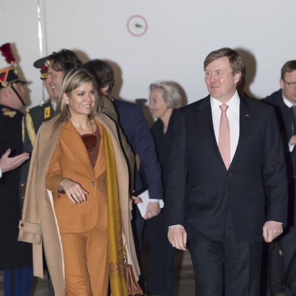 Le roi Willem-Alexander et la reine Maxima des Pays-Bas arrivent à l'aéroport de Villacoublay à Paris, à l'occasion d'une visite d'état de deux jours en France, le 9 mars 2016