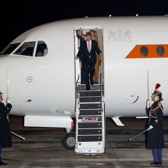 Le roi Willem-Alexander et la reine Maxima des Pays-Bas arrivent à l'aéroport de Villacoublay à Paris, à l'occasion d'une visite d'état de deux jours en France, le 9 mars 2016