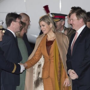 Le roi Willem-Alexander et la reine Maxima des Pays-Bas arrivent à l'aéroport de Villacoublay à Paris, à l'occasion d'une visite d'état de deux jours en France, le 9 mars 2016