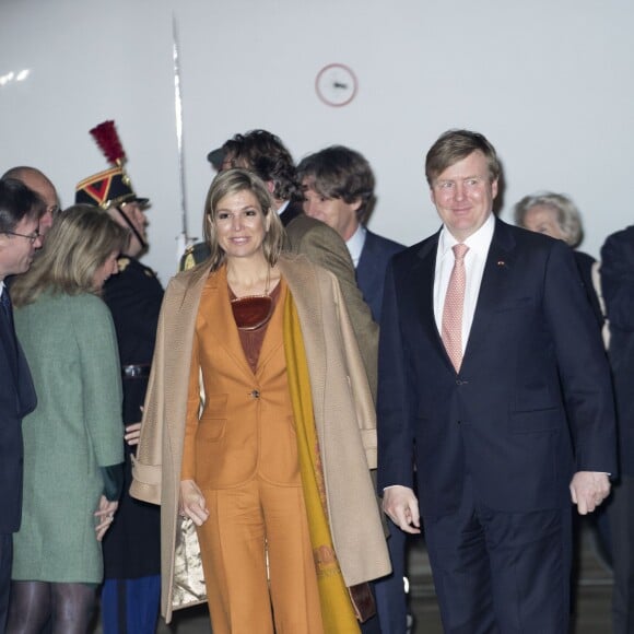 Le roi Willem-Alexander et la reine Maxima des Pays-Bas arrivent à l'aéroport de Villacoublay à Paris, à l'occasion d'une visite d'état de deux jours en France, le 9 mars 2016