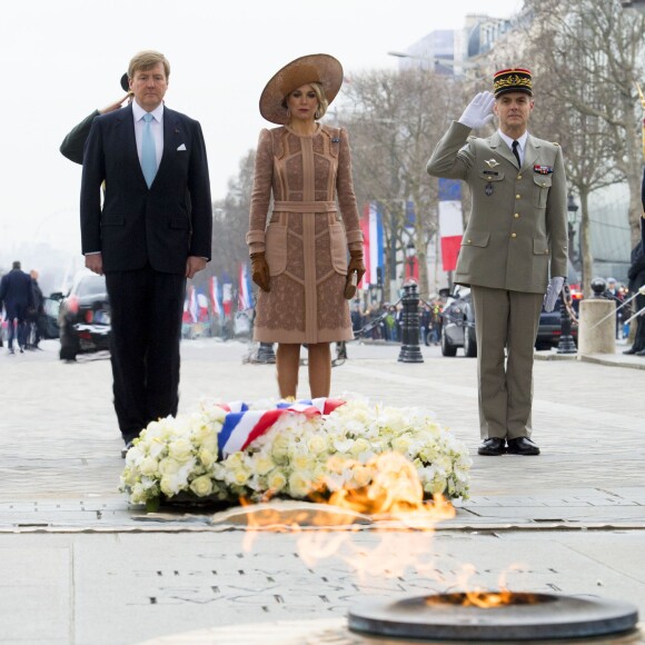 Le roi Willem-Alexander et la reine Maxima des Pays-Bas ont déposé une gerbe de fleurs sur la tombe du soldat inconnu puis signé le livre d'or, en présence de la ministre du Travail Myriam El Khomri, lors de la cérémonie de bienvenue à l'Arc de Triomphe à Paris, à l'occasion de leur visite d'Etat de deux jours en France, le 10 mars
