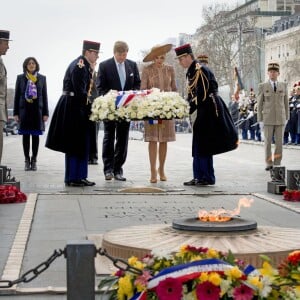 Le roi Willem-Alexander et la reine Maxima des Pays-Bas ont déposé une gerbe de fleurs sur la tombe du soldat inconnu puis signé le livre d'or, en présence de la ministre du Travail Myriam El Khomri, lors de la cérémonie de bienvenue à l'Arc de Triomphe à Paris, à l'occasion de leur visite d'Etat de deux jours en France, le 10 mars