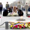 Le roi Willem-Alexander et la reine Maxima des Pays-Bas ont déposé une gerbe de fleurs sur la tombe du soldat inconnu puis signé le livre d'or, en présence de la ministre du Travail Myriam El Khomri, lors de la cérémonie de bienvenue à l'Arc de Triomphe à Paris, à l'occasion de leur visite d'Etat de deux jours en France, le 10 mars