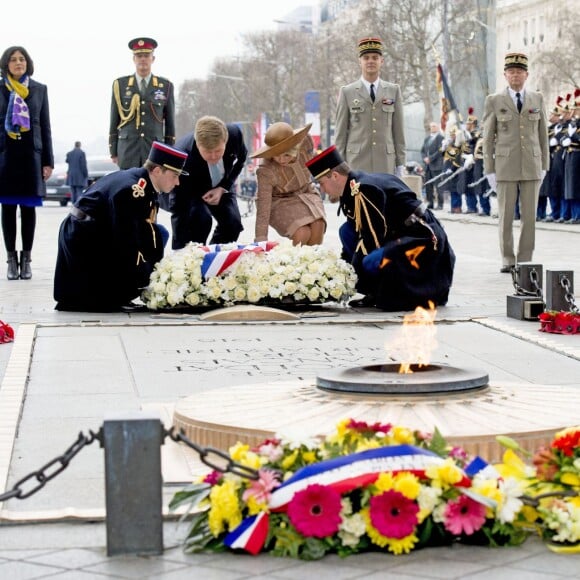 Le roi Willem-Alexander et la reine Maxima des Pays-Bas ont déposé une gerbe de fleurs sur la tombe du soldat inconnu puis signé le livre d'or, en présence de la ministre du Travail Myriam El Khomri, lors de la cérémonie de bienvenue à l'Arc de Triomphe à Paris, à l'occasion de leur visite d'Etat de deux jours en France, le 10 mars