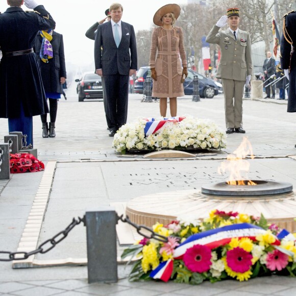 Le roi Willem-Alexander et la reine Maxima des Pays-Bas ont déposé une gerbe de fleurs sur la tombe du soldat inconnu puis signé le livre d'or, en présence de la ministre du Travail Myriam El Khomri, lors de la cérémonie de bienvenue à l'Arc de Triomphe à Paris, à l'occasion de leur visite d'Etat de deux jours en France, le 10 mars
