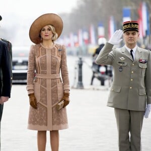 Le roi Willem-Alexander et la reine Maxima des Pays-Bas ont déposé une gerbe de fleurs sur la tombe du soldat inconnu puis signé le livre d'or, en présence de la ministre du Travail Myriam El Khomri, lors de la cérémonie de bienvenue à l'Arc de Triomphe à Paris, à l'occasion de leur visite d'Etat de deux jours en France, le 10 mars