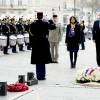 Le roi Willem-Alexander et la reine Maxima des Pays-Bas ont déposé une gerbe de fleurs sur la tombe du soldat inconnu puis signé le livre d'or, en présence de la ministre du Travail Myriam El Khomri, lors de la cérémonie de bienvenue à l'Arc de Triomphe à Paris, à l'occasion de leur visite d'Etat de deux jours en France, le 10 mars