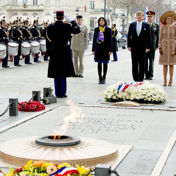 Le roi Willem-Alexander et la reine Maxima des Pays-Bas ont déposé une gerbe de fleurs sur la tombe du soldat inconnu puis signé le livre d'or, en présence de la ministre du Travail Myriam El Khomri, lors de la cérémonie de bienvenue à l'Arc de Triomphe à Paris, à l'occasion de leur visite d'Etat de deux jours en France, le 10 mars