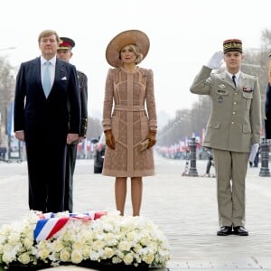 Le roi Willem-Alexander et la reine Maxima des Pays-Bas ont déposé une gerbe de fleurs sur la tombe du soldat inconnu puis signé le livre d'or, en présence de la ministre du Travail Myriam El Khomri, lors de la cérémonie de bienvenue à l'Arc de Triomphe à Paris, à l'occasion de leur visite d'Etat de deux jours en France, le 10 mars