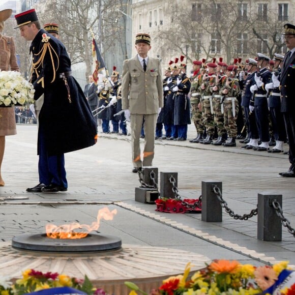 Le roi Willem-Alexander et la reine Maxima des Pays-Bas ont déposé une gerbe de fleurs sur la tombe du soldat inconnu puis signé le livre d'or, en présence de la ministre du Travail Myriam El Khomri, lors de la cérémonie de bienvenue à l'Arc de Triomphe à Paris, à l'occasion de leur visite d'Etat de deux jours en France, le 10 mars