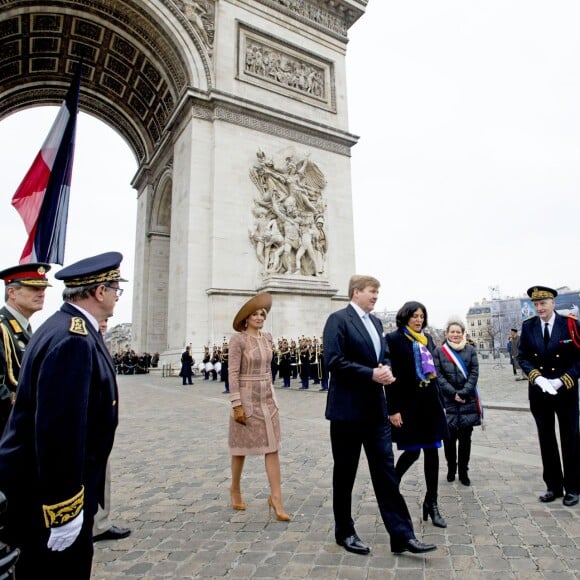 Le roi Willem-Alexander et la reine Maxima des Pays-Bas ont déposé une gerbe de fleurs sur la tombe du soldat inconnu puis signé le livre d'or, en présence de la ministre du Travail Myriam El Khomri, lors de la cérémonie de bienvenue à l'Arc de Triomphe à Paris, à l'occasion de leur visite d'Etat de deux jours en France, le 10 mars