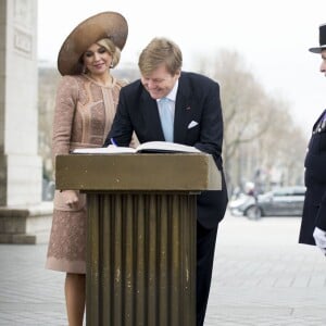 Le roi Willem-Alexander et la reine Maxima des Pays-Bas ont déposé une gerbe de fleurs sur la tombe du soldat inconnu puis signé le livre d'or, en présence de la ministre du Travail Myriam El Khomri, lors de la cérémonie de bienvenue à l'Arc de Triomphe à Paris, à l'occasion de leur visite d'Etat de deux jours en France, le 10 mars