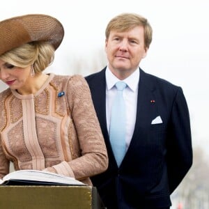 Le roi Willem-Alexander et la reine Maxima des Pays-Bas ont déposé une gerbe de fleurs sur la tombe du soldat inconnu puis signé le livre d'or, en présence de la ministre du Travail Myriam El Khomri, lors de la cérémonie de bienvenue à l'Arc de Triomphe à Paris, à l'occasion de leur visite d'Etat de deux jours en France, le 10 mars