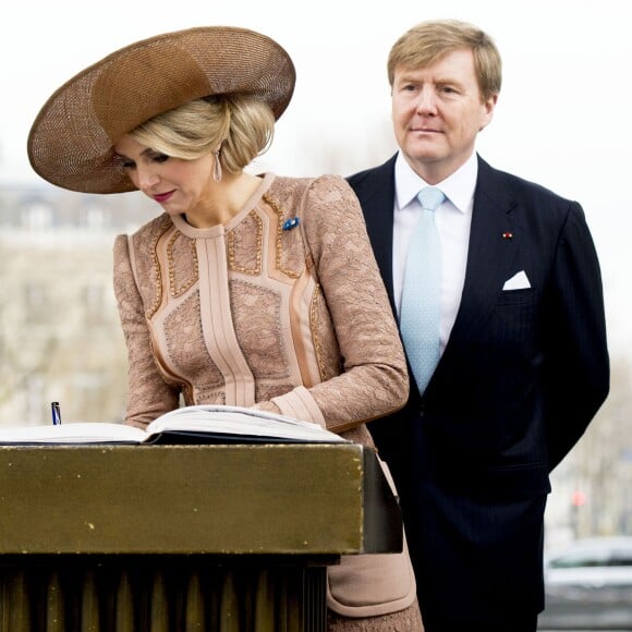 Le roi Willem-Alexander et la reine Maxima des Pays-Bas ont déposé une gerbe de fleurs sur la tombe du soldat inconnu puis signé le livre d'or, en présence de la ministre du Travail Myriam El Khomri, lors de la cérémonie de bienvenue à l'Arc de Triomphe à Paris, à l'occasion de leur visite d'Etat de deux jours en France, le 10 mars