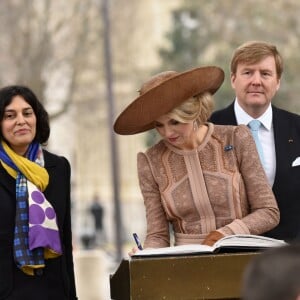 Le roi Willem-Alexander et la reine Maxima des Pays-Bas ont déposé une gerbe de fleurs sur la tombe du soldat inconnu puis signé le livre d'or, en présence de la ministre du Travail Myriam El Khomri, lors de la cérémonie de bienvenue à l'Arc de Triomphe à Paris, à l'occasion de leur visite d'Etat de deux jours en France, le 10 mars