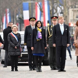 Le roi Willem-Alexander et sa femme la reine Maxima des Pays-Bas ont déposé une gerbe de fleurs sur la tombe du soldat inconnu puis signé le livre d'or, en présence de la ministre du Travail Myriam El Khomri, lors de la cérémonie de bienvenue à l'Arc de Triomphe à Paris, à l'occasion de leur visite d'Etat de deux jours en France, le 10 mars