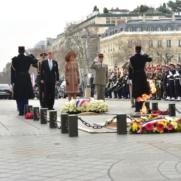 Le roi Willem-Alexander et sa femme la reine Maxima des Pays-Bas ont déposé une gerbe de fleurs sur la tombe du soldat inconnu puis signé le livre d'or, en présence de la ministre du Travail Myriam El Khomri, lors de la cérémonie de bienvenue à l'Arc de Triomphe à Paris, à l'occasion de leur visite d'Etat de deux jours en France, le 10 mars