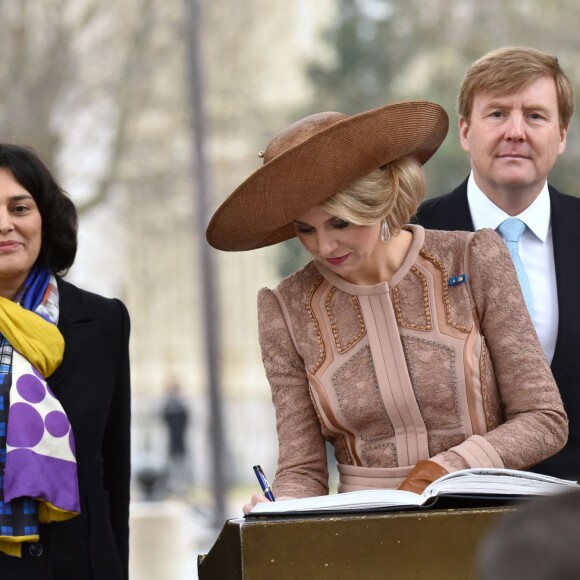 Le roi Willem-Alexander et sa femme la reine Maxima des Pays-Bas ont déposé une gerbe de fleurs sur la tombe du soldat inconnu puis signé le livre d'or, en présence de la ministre du Travail Myriam El Khomri, lors de la cérémonie de bienvenue à l'Arc de Triomphe à Paris, à l'occasion de leur visite d'Etat de deux jours en France, le 10 mars