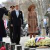 Le roi Willem-Alexander et sa femme la reine Maxima des Pays-Bas ont déposé une gerbe de fleurs sur la tombe du soldat inconnu puis signé le livre d'or, en présence de la ministre du Travail Myriam El Khomri, lors de la cérémonie de bienvenue à l'Arc de Triomphe à Paris, à l'occasion de leur visite d'Etat de deux jours en France, le 10 mars