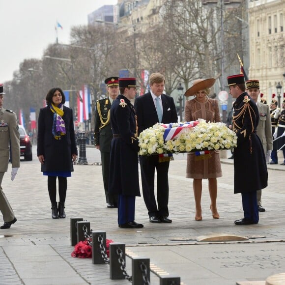 Le roi Willem-Alexander et sa femme la reine Maxima des Pays-Bas ont déposé une gerbe de fleurs sur la tombe du soldat inconnu puis signé le livre d'or, en présence de la ministre du Travail Myriam El Khomri, lors de la cérémonie de bienvenue à l'Arc de Triomphe à Paris, à l'occasion de leur visite d'Etat de deux jours en France, le 10 mars