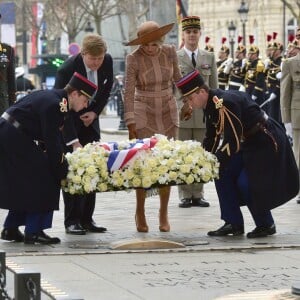 Le roi Willem-Alexander et sa femme la reine Maxima des Pays-Bas ont déposé une gerbe de fleurs sur la tombe du soldat inconnu puis signé le livre d'or, en présence de la ministre du Travail Myriam El Khomri, lors de la cérémonie de bienvenue à l'Arc de Triomphe à Paris, à l'occasion de leur visite d'Etat de deux jours en France, le 10 mars