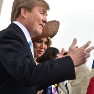 Le roi Willem-Alexander et sa femme la reine Maxima des Pays-Bas ont déposé une gerbe de fleurs sur la tombe du soldat inconnu puis signé le livre d'or, en présence de la ministre du Travail Myriam El Khomri, lors de la cérémonie de bienvenue à l'Arc de Triomphe à Paris, à l'occasion de leur visite d'Etat de deux jours en France, le 10 mars