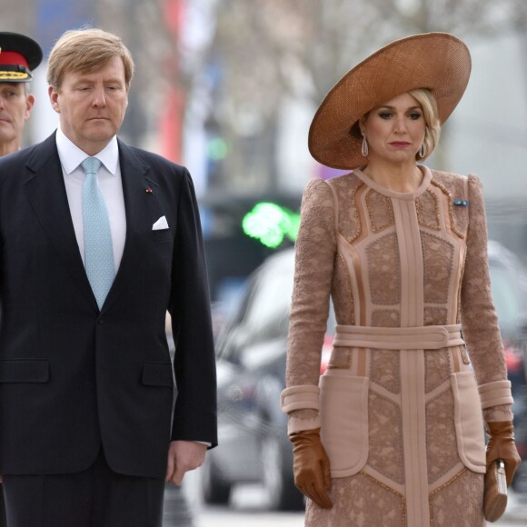 Le roi Willem-Alexander et sa femme la reine Maxima des Pays-Bas ont déposé une gerbe de fleurs sur la tombe du soldat inconnu puis signé le livre d'or, en présence de la ministre du Travail Myriam El Khomri, lors de la cérémonie de bienvenue à l'Arc de Triomphe à Paris, à l'occasion de leur visite d'Etat de deux jours en France, le 10 mars