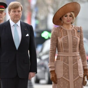 Le roi Willem-Alexander et sa femme la reine Maxima des Pays-Bas ont déposé une gerbe de fleurs sur la tombe du soldat inconnu puis signé le livre d'or, en présence de la ministre du Travail Myriam El Khomri, lors de la cérémonie de bienvenue à l'Arc de Triomphe à Paris, à l'occasion de leur visite d'Etat de deux jours en France, le 10 mars