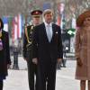 Le roi Willem-Alexander et sa femme la reine Maxima des Pays-Bas ont déposé une gerbe de fleurs sur la tombe du soldat inconnu puis signé le livre d'or, en présence de la ministre du Travail Myriam El Khomri, lors de la cérémonie de bienvenue à l'Arc de Triomphe à Paris, à l'occasion de leur visite d'Etat de deux jours en France, le 10 mars