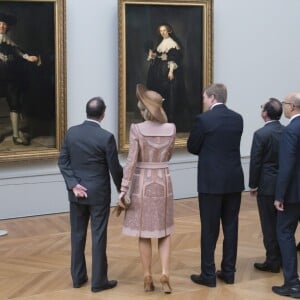 Le roi Willem-Alexander, la reine Maxima des Pays-Bas, en visite d'Etat, et François Hollande ont assisté au dévoilement de deux portraits peints par Rembrandt en 1635, acquis conjointement par la République française et le Royaume des Pays-Bas pour le compte du musée du Louvre et du Rijksmuseum, au Musée du Louvre à Paris le 10 mars 2016