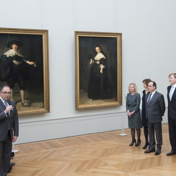 Le roi Willem-Alexander, la reine Maxima des Pays-Bas, en visite d'Etat, et François Hollande ont assisté au dévoilement de deux portraits peints par Rembrandt en 1635, acquis conjointement par la République française et le Royaume des Pays-Bas pour le compte du musée du Louvre et du Rijksmuseum, au Musée du Louvre à Paris le 10 mars 2016