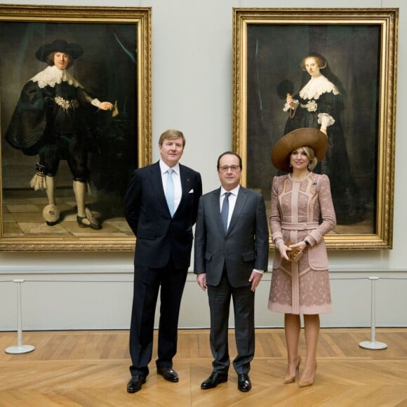 Le roi Willem-Alexander, la reine Maxima des Pays-Bas, en visite d'Etat, et François Hollande ont assisté au dévoilement de deux portraits peints par Rembrandt en 1635, acquis conjointement par la République française et le Royaume des Pays-Bas pour le compte du musée du Louvre et du Rijksmuseum, au Musée du Louvre à Paris le 10 mars 2016