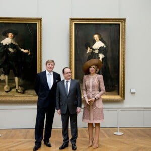 Le roi Willem-Alexander, la reine Maxima des Pays-Bas, en visite d'Etat, et François Hollande ont assisté au dévoilement de deux portraits peints par Rembrandt en 1635, acquis conjointement par la République française et le Royaume des Pays-Bas pour le compte du musée du Louvre et du Rijksmuseum, au Musée du Louvre à Paris le 10 mars 2016