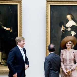 Le roi Willem-Alexander, la reine Maxima des Pays-Bas, en visite d'Etat, et François Hollande ont assisté au dévoilement de deux portraits peints par Rembrandt en 1635, acquis conjointement par la République française et le Royaume des Pays-Bas pour le compte du musée du Louvre et du Rijksmuseum, au Musée du Louvre à Paris le 10 mars 2016