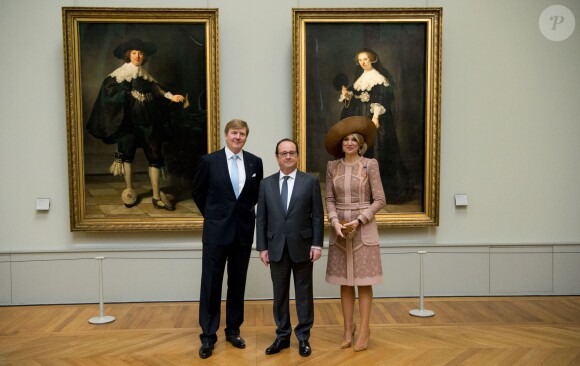Le roi Willem-Alexander, la reine Maxima des Pays-Bas, en visite d'Etat, et François Hollande ont assisté au dévoilement de deux portraits peints par Rembrandt en 1635, acquis conjointement par la République française et le Royaume des Pays-Bas pour le compte du musée du Louvre et du Rijksmuseum, au Musée du Louvre à Paris le 10 mars 2016