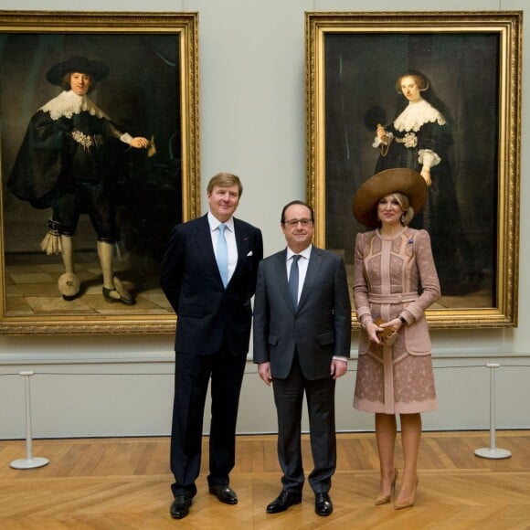 Le roi Willem-Alexander, la reine Maxima des Pays-Bas, en visite d'Etat, et François Hollande ont assisté au dévoilement de deux portraits peints par Rembrandt en 1635, acquis conjointement par la République française et le Royaume des Pays-Bas pour le compte du musée du Louvre et du Rijksmuseum, au Musée du Louvre à Paris le 10 mars 2016