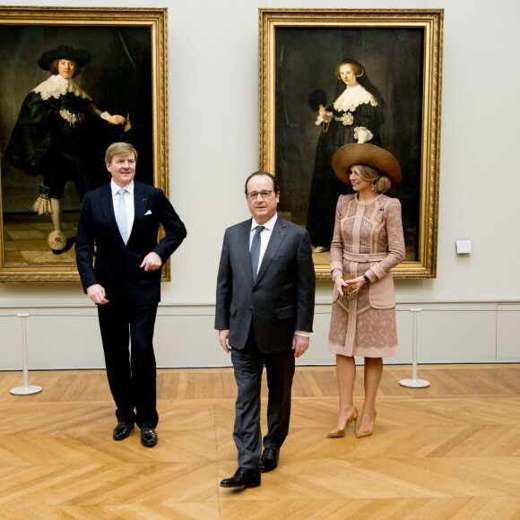 Le roi Willem-Alexander, la reine Maxima des Pays-Bas, en visite d'Etat, et François Hollande ont assisté au dévoilement de deux portraits peints par Rembrandt en 1635, acquis conjointement par la République française et le Royaume des Pays-Bas pour le compte du musée du Louvre et du Rijksmuseum, au Musée du Louvre à Paris le 10 mars 2016